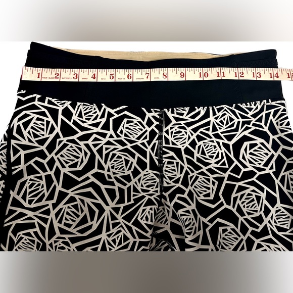 Lululemon Real Quick Posey Black/White Capri
Leggings, Great Preowned Condition - Picture 11 of 14